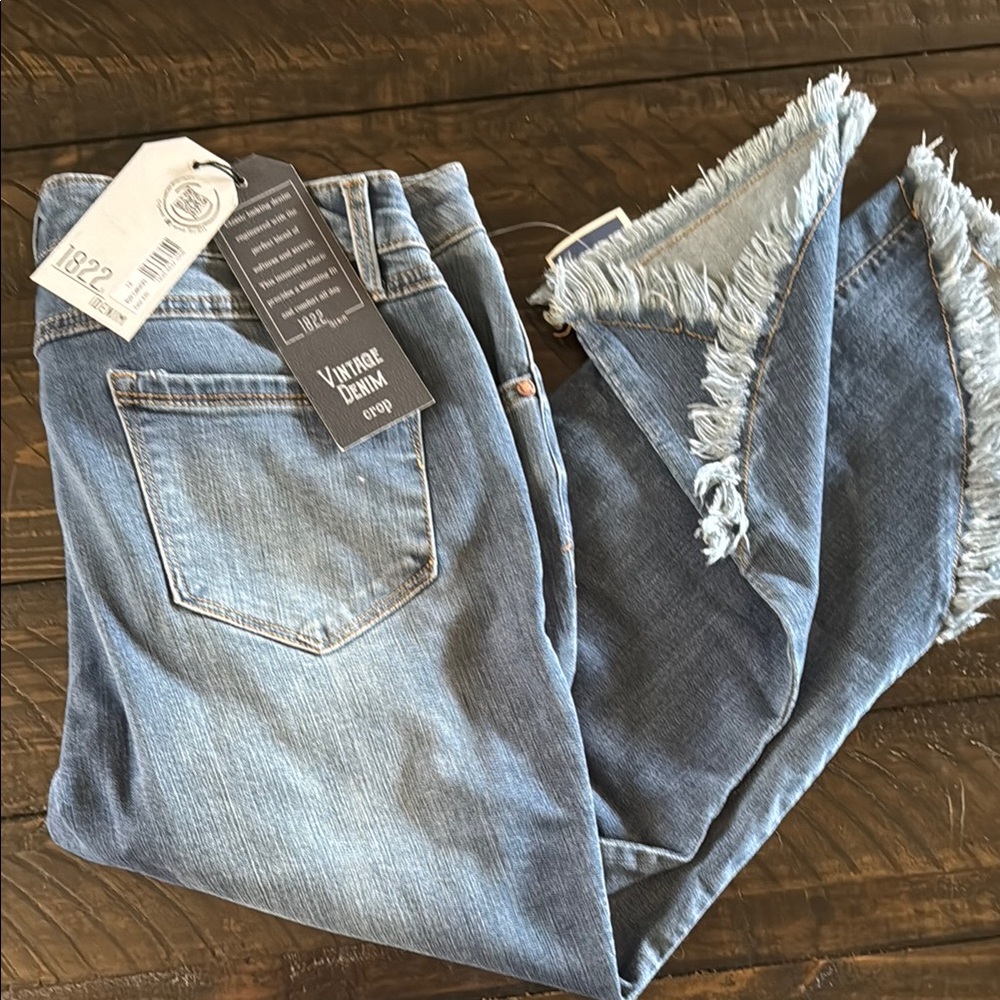 1822 Denim Blue Ankle Cropped Jeans with Distressed Details